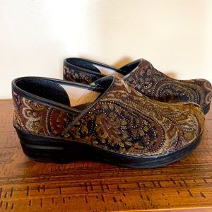 Dansko brocade multi color burgundy & brown with a little sparkle thrown in.